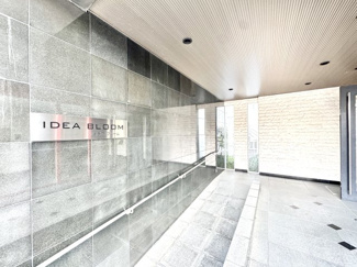 段差の少ないバリアフリー設計のエントランス。
スロープ付きでベビーカーや車椅子の利用もスムーズです。
デザイン性と安全性を兼ね備えた、安心して長く住めるマンションです。