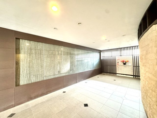 落ち着きと品格を備えたエントランスホール。
ガラスウォールと間接照明が調和し、明るく開放感のある空間を演出しています。
住まう方や来訪者を上質に迎える、建物の顔となる共用部です。