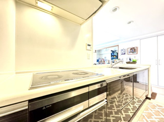 ～人気のカウンターキッチン～
キッチンからリビングが見渡せ開放感のある造りとなっております。
小さなお子様の様子を見ながら料理ができます♪