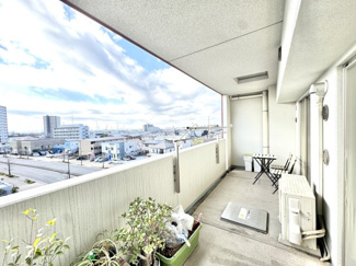 南面に広がるワイドバルコニー。明るい空間でのびのび過ごすことができますね♪水栓付きでプランター栽培も楽しめます。