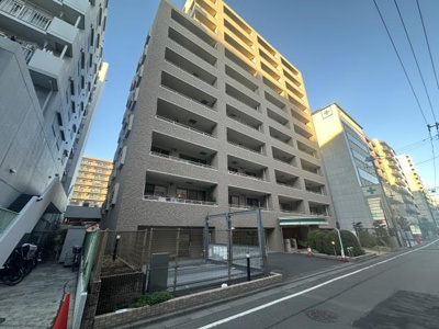 しっかりとした造りの外観が印象的です。周囲には街路樹や歩道も整備されています。高層の建物で開放感があります。落ち着いた色合いのタイル張りで周囲と調和しています。エントランス周辺も清潔感があります。