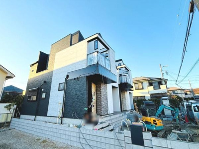 シンプルでスタイリッシュな外観が特徴的な物件です。前面道路も広く圧迫感を感じにくい配置となっています。両隣の住宅とのバランスも良い現地写真です。建物全体が開放的な印象を持っています。