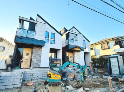 シャープな外観デザインが印象的な新築戸建です。バルコニーや大きな窓がアクセントとなっており明るい印象を与えます。左右対称の配置がモダンな雰囲気を演出しています。整備された前面スペースも魅力的です。