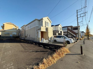 前面道路が広く車の出し入れもスムーズに行えます。周辺の住宅も整っていて落ち着いた雰囲気です。駐車スペースがしっかり確保されているのも特長です。日当たりの良さも感じられる現地です。