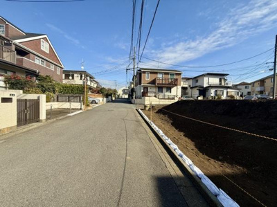 前面道路は幅員が広く車の出し入れがしやすい環境です。舗装もしっかりしており歩行にも配慮されています。周囲は閑静な住宅地で落ち着いた雰囲気が感じられます。新たな建築にも適した現地写真です。