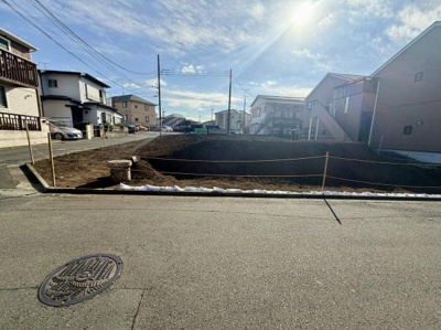 前面道路が広く車の出し入れもスムーズに行えます。現地は日当たりも良好で周囲は落ち着いた住宅街です。開放感のある立地で静かな環境が広がっています。新しい生活のスタートに適した現地です。