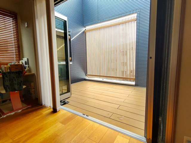 2階スカイバルコニーから差し込む陽が心地よいですね♪