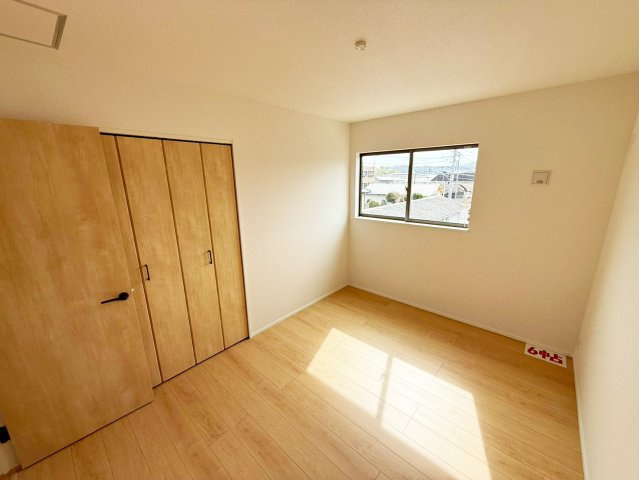 バルコニーに出られる大きな窓が特徴で日差しがたっぷり差し込みます。