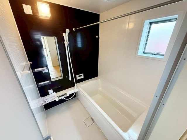 シンプルで使いやすい暖房・温水シャワー洗浄機能付きトイレは標準装備です！