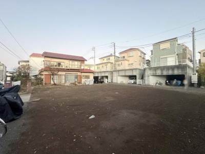 周辺には住宅が立ち並び落ち着いた雰囲気が感じられます。現地土地写真から広い敷地面積がうかがえます。日当たりにも配慮された立地となっています。