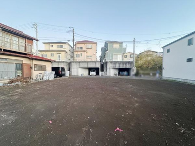 整った形状の現地土地写真です。周囲には住宅が建ち並び生活環境が整っています。前面道路へのアクセスもスムーズです。敷地内は日当たりも良好な印象です。整地済みのためすぐにご利用いただけます。