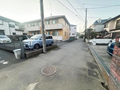 前面道路は見通しが良く車の出し入れがしやすい環境です。落ち着いた住宅街に位置しています。周囲の建物との距離も確保されています。