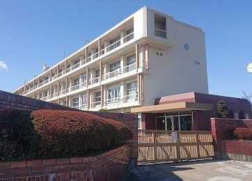 春日中学校