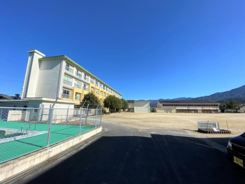 西小学校
