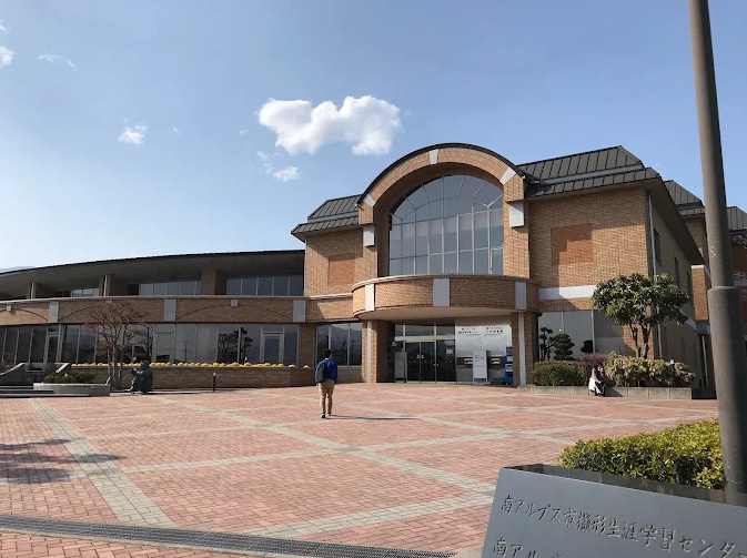 南アルプス市立中央図書館